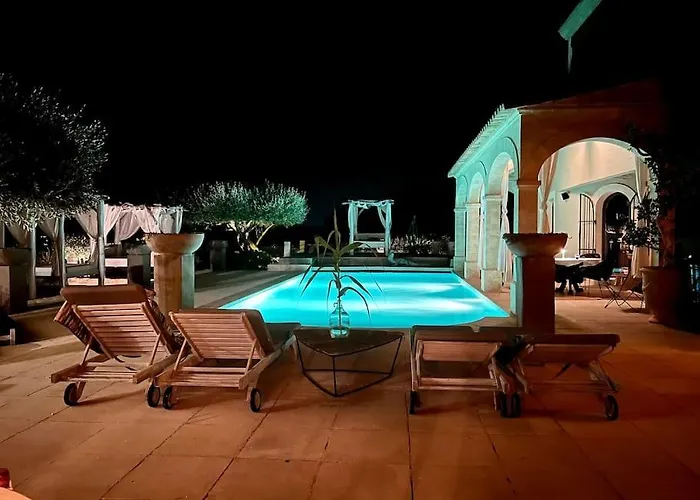 Luxury In Front Of The Famous Pont-du-gard. * Кастийон-дю-Гар