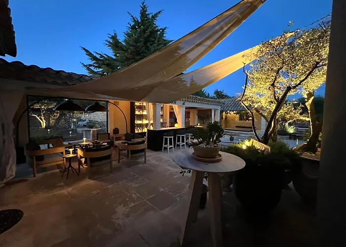 Luxury In Front Of The Famous Pont-du-gard. Кастийон-дю-Гар