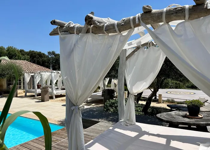 Luxury In Front Of The Famous Pont-du-gard. * Кастийон-дю-Гар