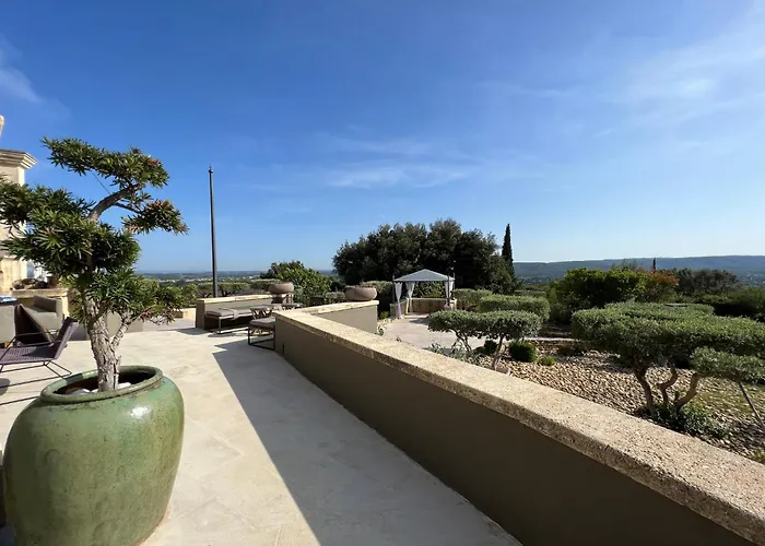 Luxury In Front Of The Famous Pont-du-gard. Кастийон-дю-Гар