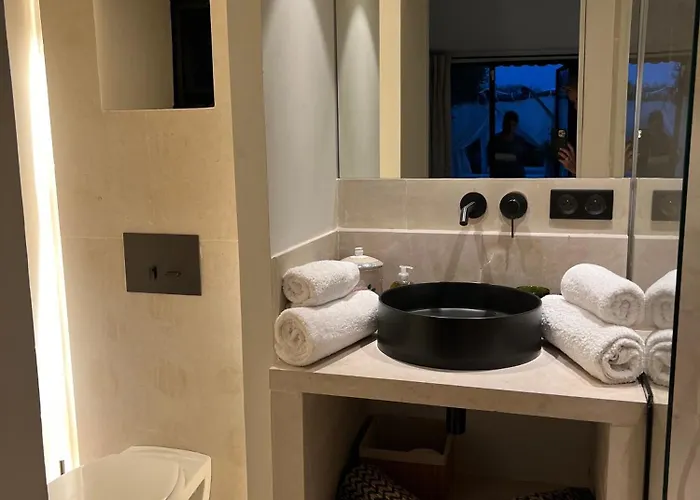 Luxury In Front Of The Famous Pont-du-gard. Кастийон-дю-Гар