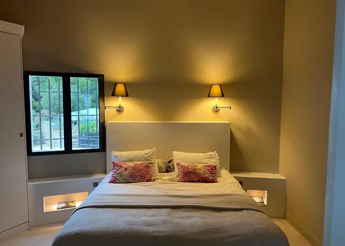 Luxury In Front Of The Famous Pont-du-gard. * Кастийон-дю-Гар